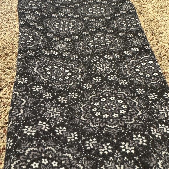 Black/Grey Patterned Leggings - Picture 3 of 3